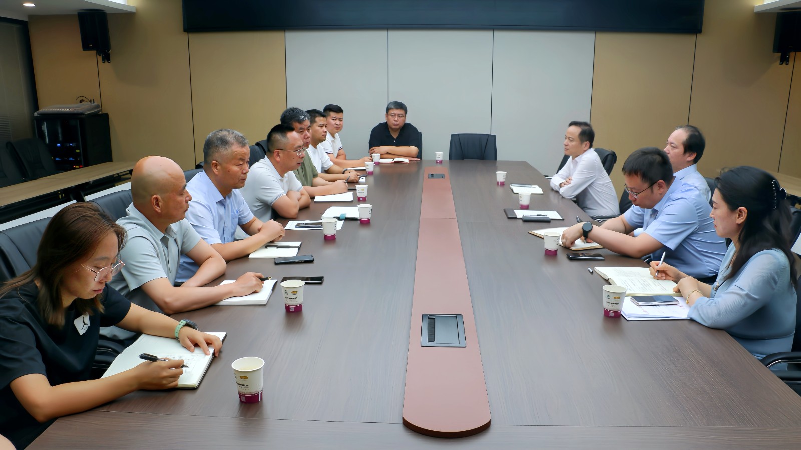 中陕核集团党委书记、董事长朱华平到二一四队调研